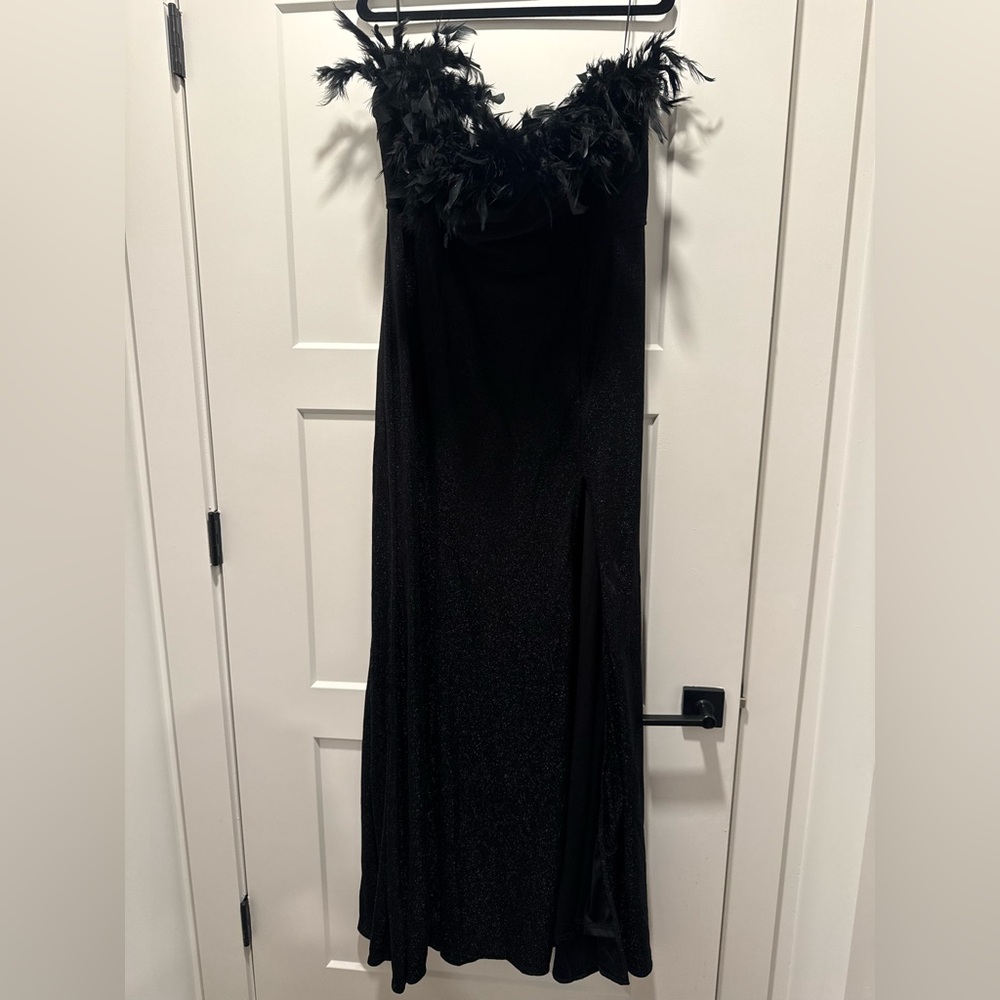 Elegant Black Evening Gown - Picture 4 of 8
